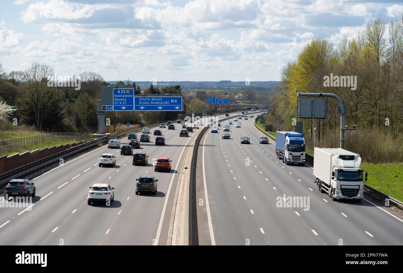 Verkehr auf der Smart Autobahn M4, die von London wegfährt. Stockfoto