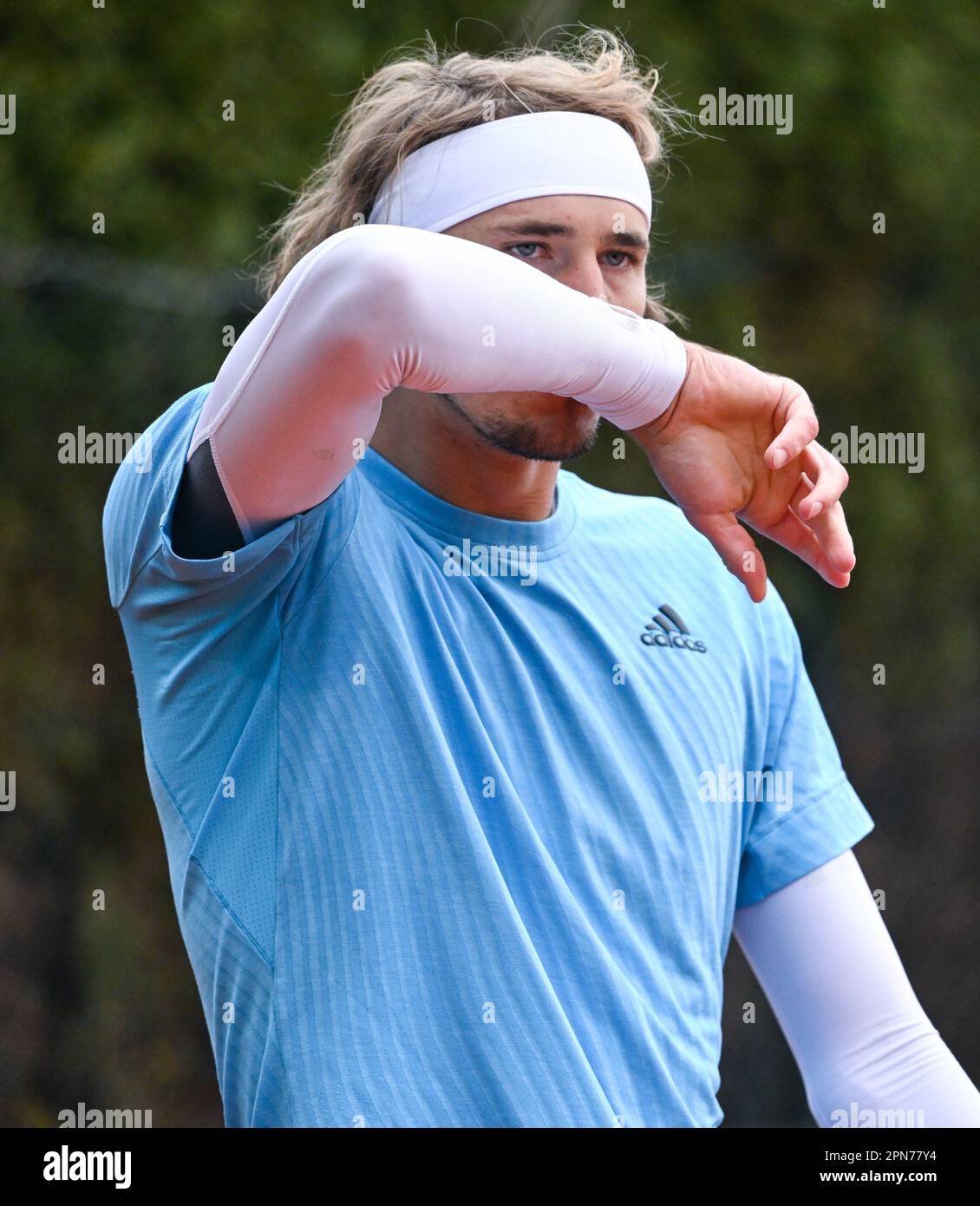 München, Deutschland. 17. April 2023. Tennis, ATP-Tour - München, Singles für Herren. Alexander Zverev (Deutschland) praktiziert an einem Nebengericht. Kredit: Sven Hoppe/dpa/Alamy Live News Stockfoto