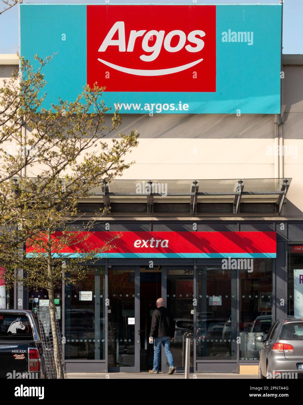 Kunde betritt den Argos Store im Deerpark Einkaufszentrum in Killarney, County Kerry, Irland Stockfoto