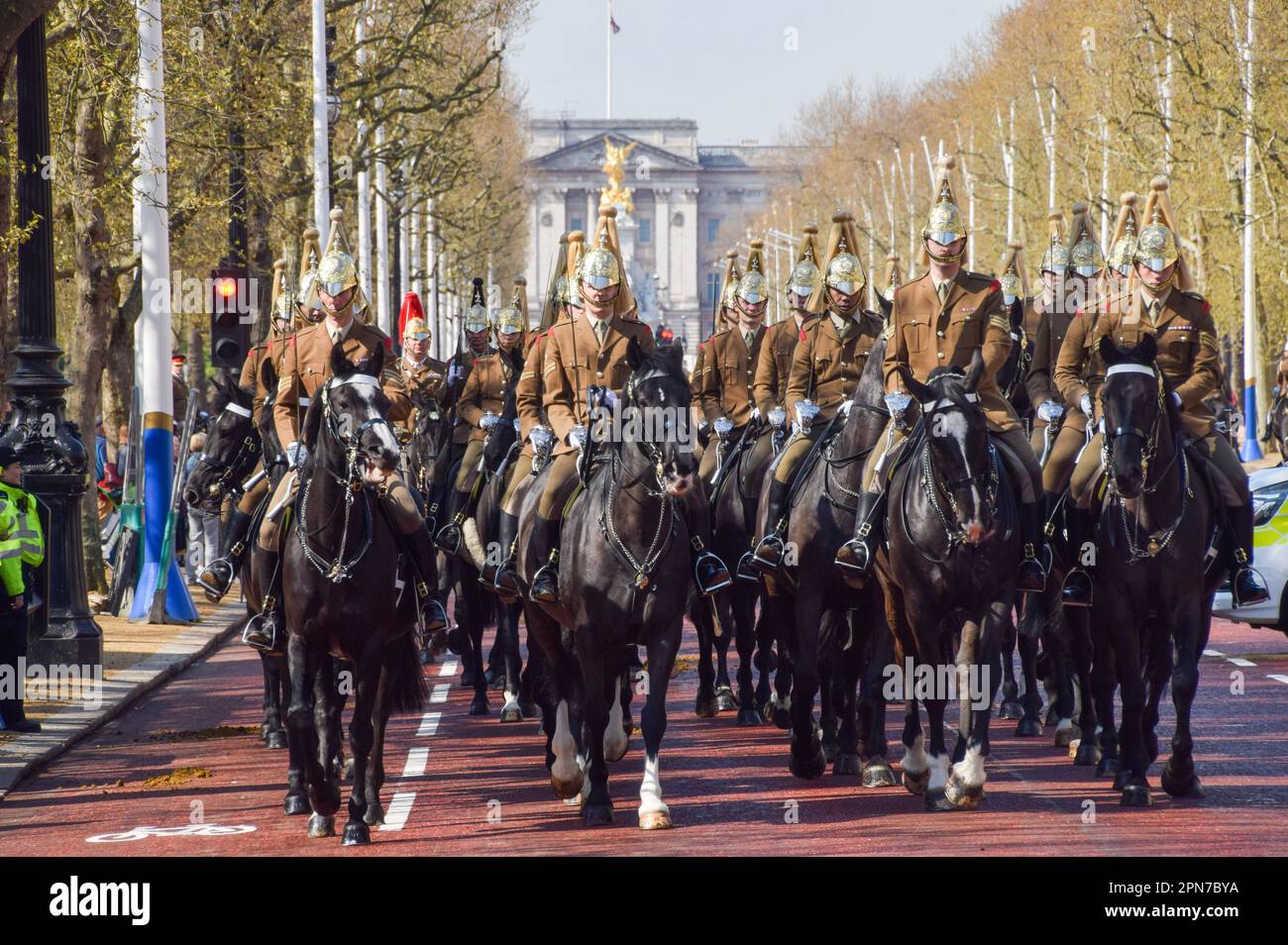 London, England, Großbritannien. 17. April 2023. Das Household Cavalry Mounted Regiment beginnt mit den Proben im Buckingham Palace und der Mall als Vorbereitungen für die Krönung von König Karl III. Und Königin Camilla, die am 6. Mai stattfindet und um London herum weitergeht. (Kreditbild: © Vuk Valcic/ZUMA Press Wire) NUR REDAKTIONELLE VERWENDUNG! Nicht für den kommerziellen GEBRAUCH! Kredit: ZUMA Press, Inc./Alamy Live News Stockfoto