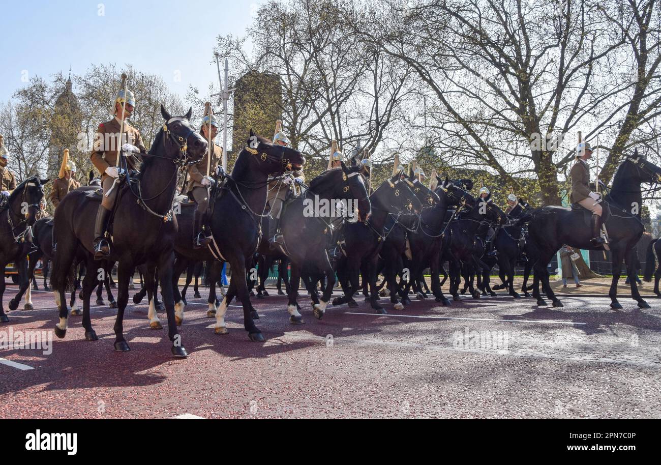 London, England, Großbritannien. 17. April 2023. Das Household Cavalry Mounted Regiment beginnt mit den Proben im Buckingham Palace und der Mall als Vorbereitungen für die Krönung von König Karl III. Und Königin Camilla, die am 6. Mai stattfindet und um London herum weitergeht. (Kreditbild: © Vuk Valcic/ZUMA Press Wire) NUR REDAKTIONELLE VERWENDUNG! Nicht für den kommerziellen GEBRAUCH! Kredit: ZUMA Press, Inc./Alamy Live News Stockfoto