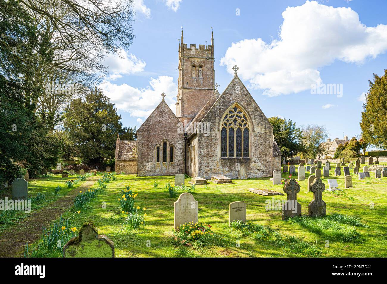 Frühling in der St. Matthews Kirche im Cotswold Village of Coates, Gloucestershire, England, Großbritannien Stockfoto
