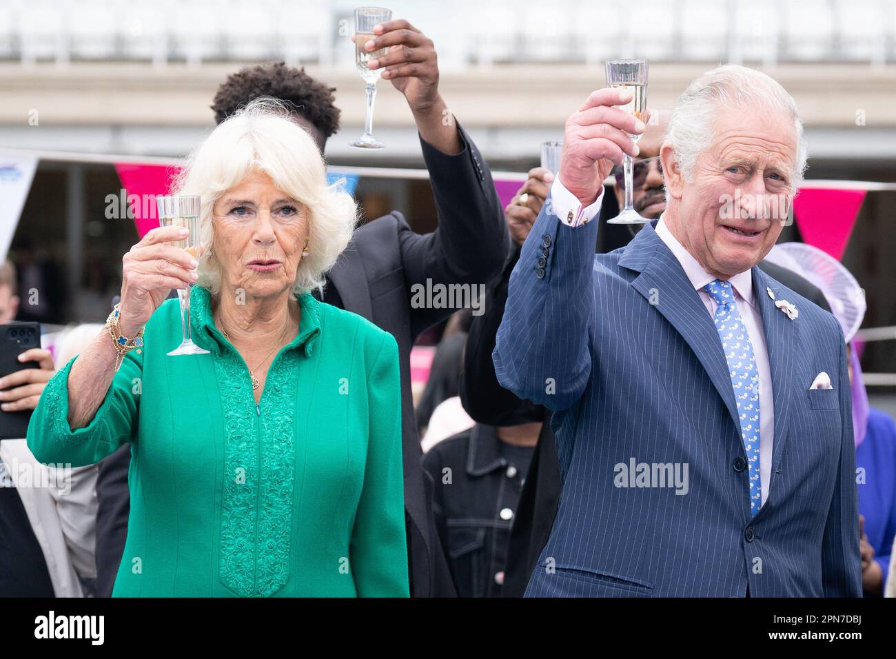 Dateifoto vom 05. Oktober 06/22 von König Karl III. Und der Königin Consort (damals Prinz von Wales und Herzogin von Cornwall), die am Big Jubilee Lunch auf dem Spielfeld am Oval Cricket Ground in London teilnahmen. Der König und die Gemahlin haben ein Rezept für die „Krönungsquiche“ zur Feier der großen Mittagessen, die anlässlich ihrer Krönung stattfinden sollen, geteilt. Ausgabedatum: Montag, 17. April 2023. Stockfoto