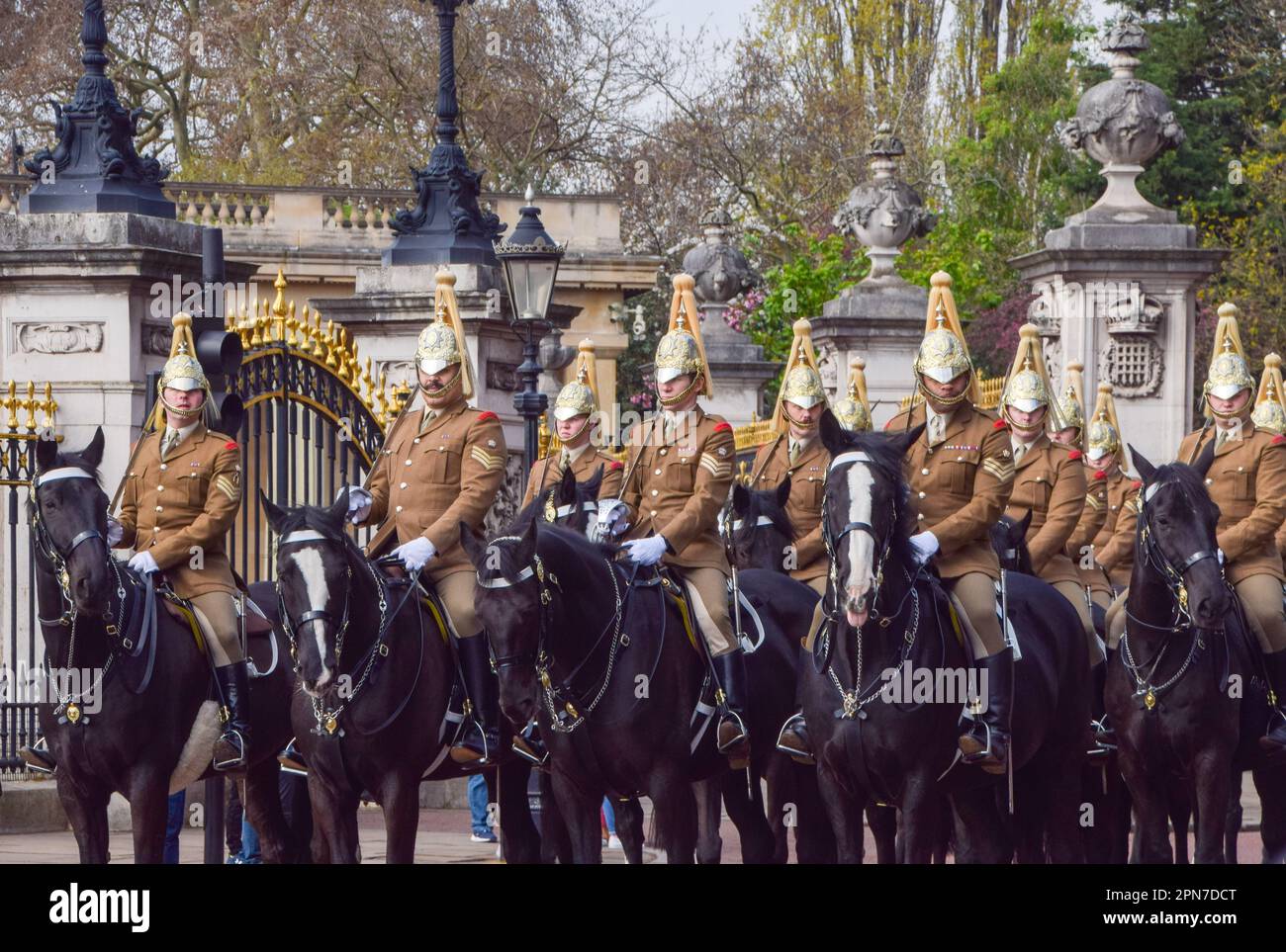 London, England, Großbritannien. 17. April 2023. Das Household Cavalry Mounted Regiment beginnt mit den Proben im Buckingham Palace und der Mall als Vorbereitungen für die Krönung von König Karl III. Und Königin Camilla, die am 6. Mai stattfindet und um London herum weitergeht. (Kreditbild: © Vuk Valcic/ZUMA Press Wire) NUR REDAKTIONELLE VERWENDUNG! Nicht für den kommerziellen GEBRAUCH! Kredit: ZUMA Press, Inc./Alamy Live News Stockfoto