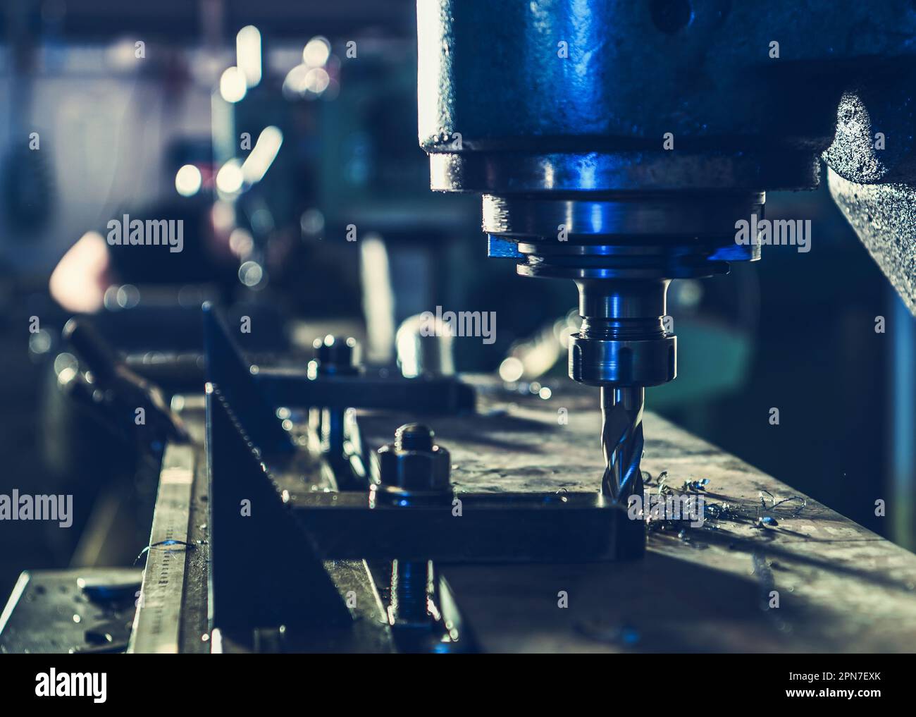 Nahaufnahme des Bohrers der CNC-Fräsmaschine während des Betriebs. Thema Metallverarbeitende Industrie. Stockfoto