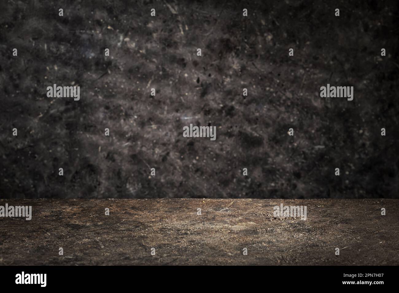 Аbstract Zementgraue Wand und Studio-Raum, Hintergrund, Innentextur für Display-Produkte oder Raum für Text. Der braune Boden des Zimmers ist aus dunklem Plast Stockfoto