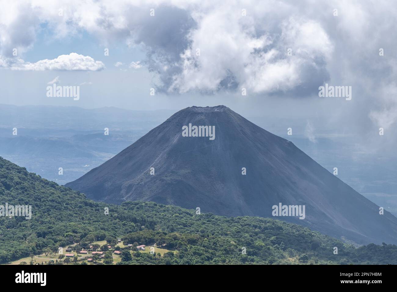 Der herrliche Vulkan Izalco in El Salvador mit dramatischer Wolkenbildung darüber Stockfoto