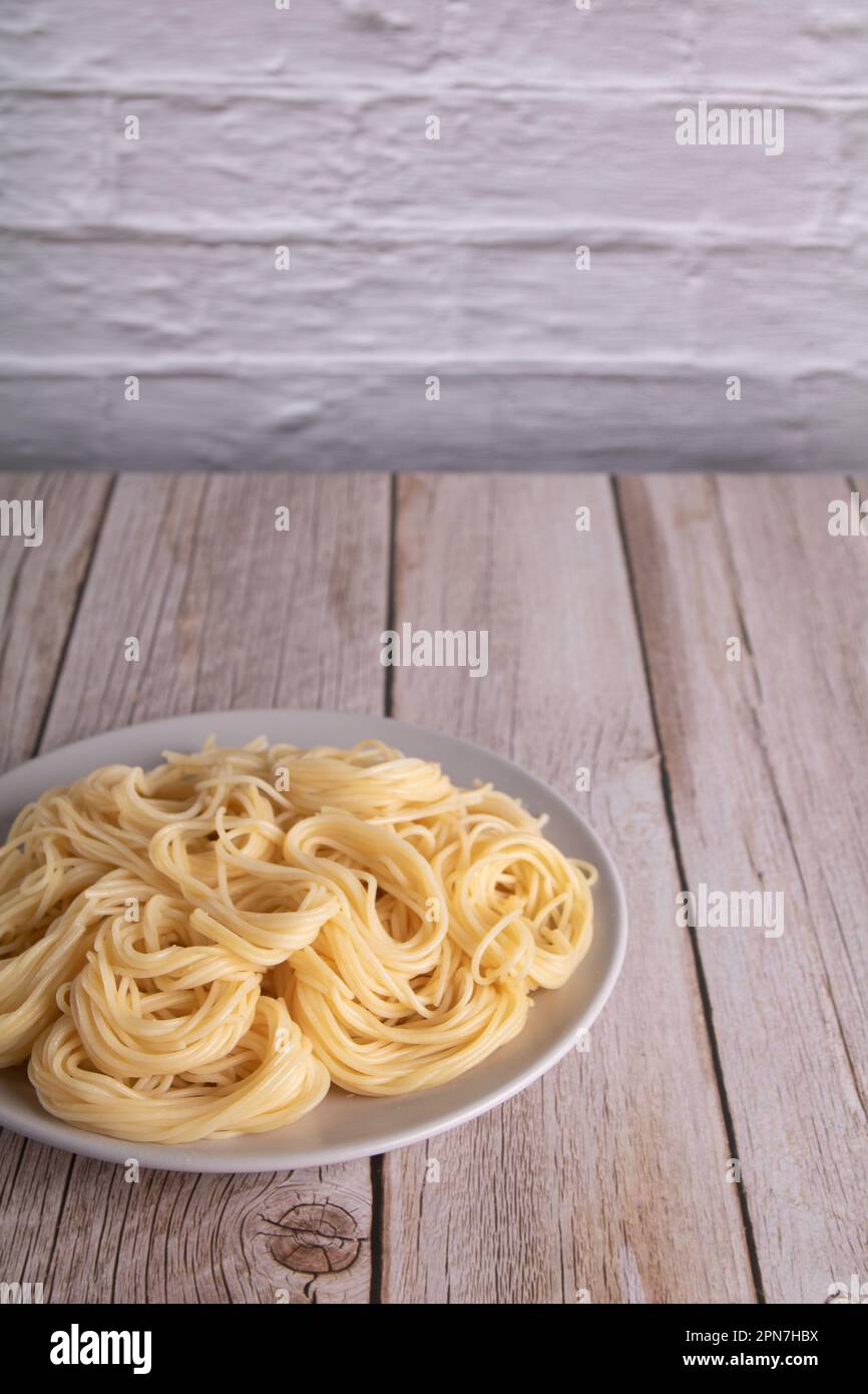 Foto von Spaghetti auf einem Teller auf dem Tisch Stockfoto