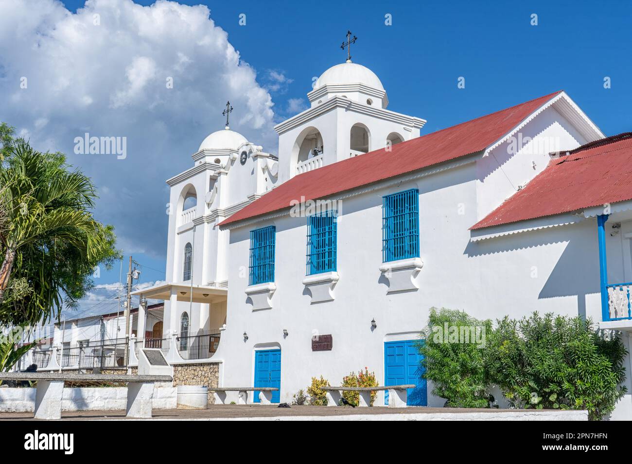 Weiß getünchte Kirche auf dem zentralen Platz der Insel Flores Guatemala Stockfoto