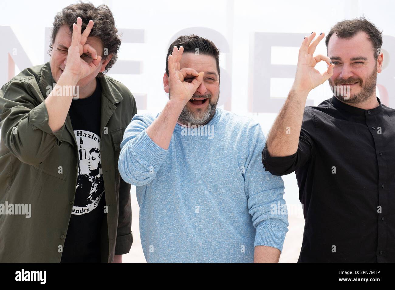 Cannes, Frankreich. 17. April 2023. Jean-Francois Rivard, Nicolas Pinson und Gast besuchen das Bon Matin Chuck (Ou L Art De Reduire Les Mefaits) während des 6. Canneseries International Festival am 17. April 2023 in Cannes, Frankreich. Foto: David Niviere/ABACAPRESS.COM Kredit: Abaca Press/Alamy Live News Stockfoto