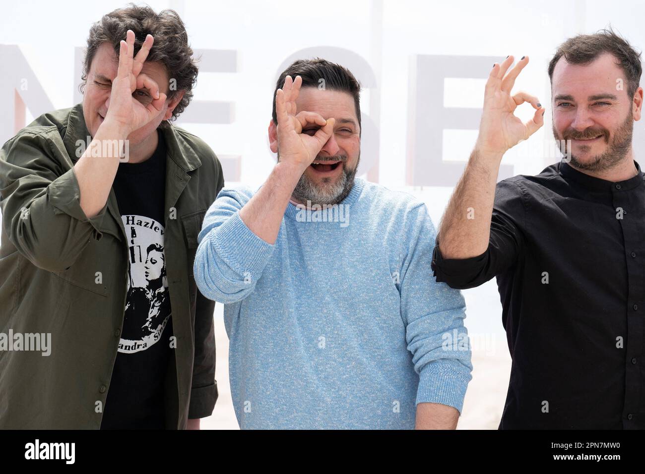 Cannes, Frankreich. 17. April 2023. Jean-Francois Rivard, Nicolas Pinson und Gast besuchen das Bon Matin Chuck (Ou L Art De Reduire Les Mefaits) während des 6. Canneseries International Festival am 17. April 2023 in Cannes, Frankreich. Foto: David Niviere/ABACAPRESS.COM Kredit: Abaca Press/Alamy Live News Stockfoto