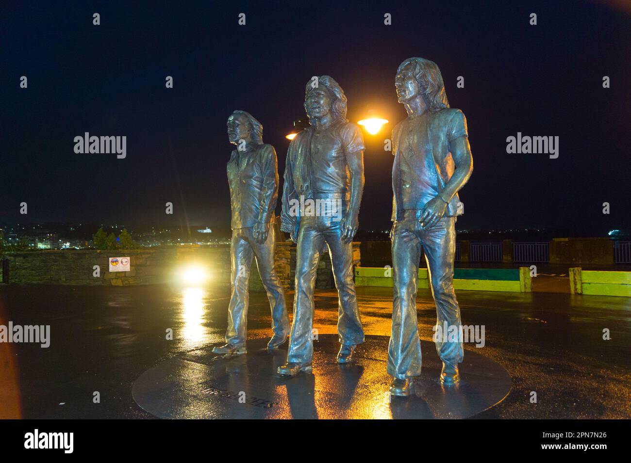 Bronzestatue der Bee Gees Pop Group von Andy Edwards, 2021, Loch Promenade, Douglas, Isle of man Stockfoto