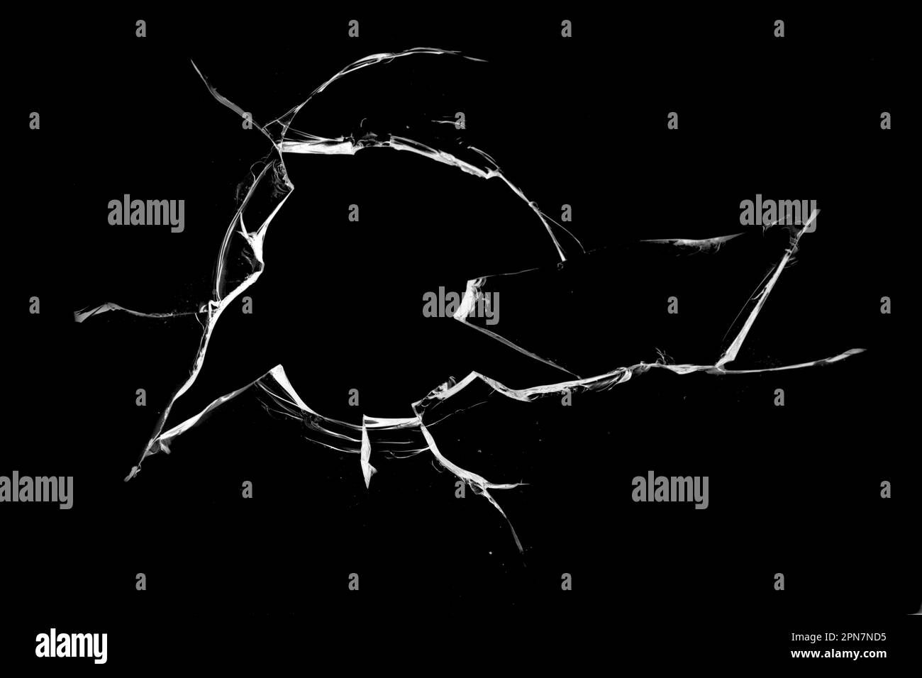 Konzept des Glasbruchs mit Loch für Design auf schwarzem Hintergrund Stockfoto