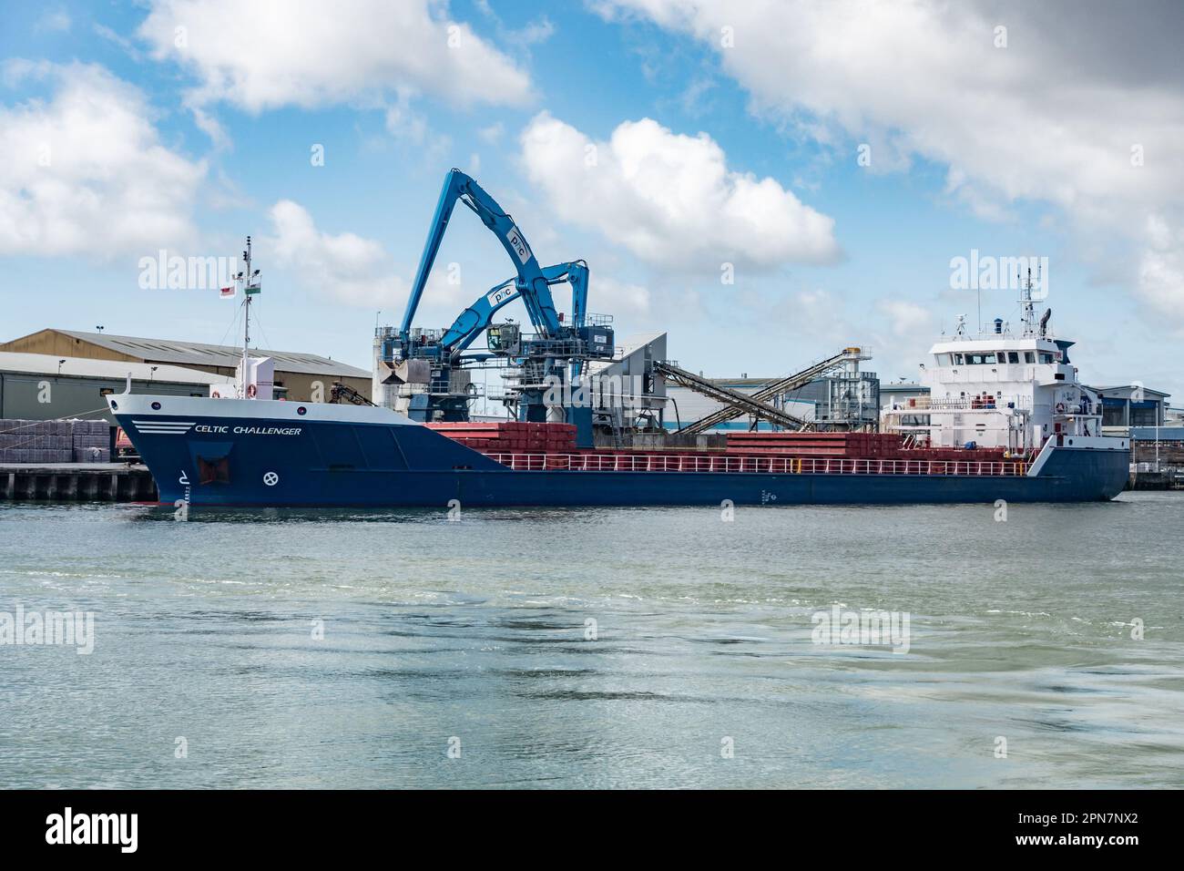 Frachtschiff, Celtic Challenger, legte im April 2023 im Hafen von Poole in Dorset (Großbritannien) an, während er gerade beladen wurde. Stockfoto