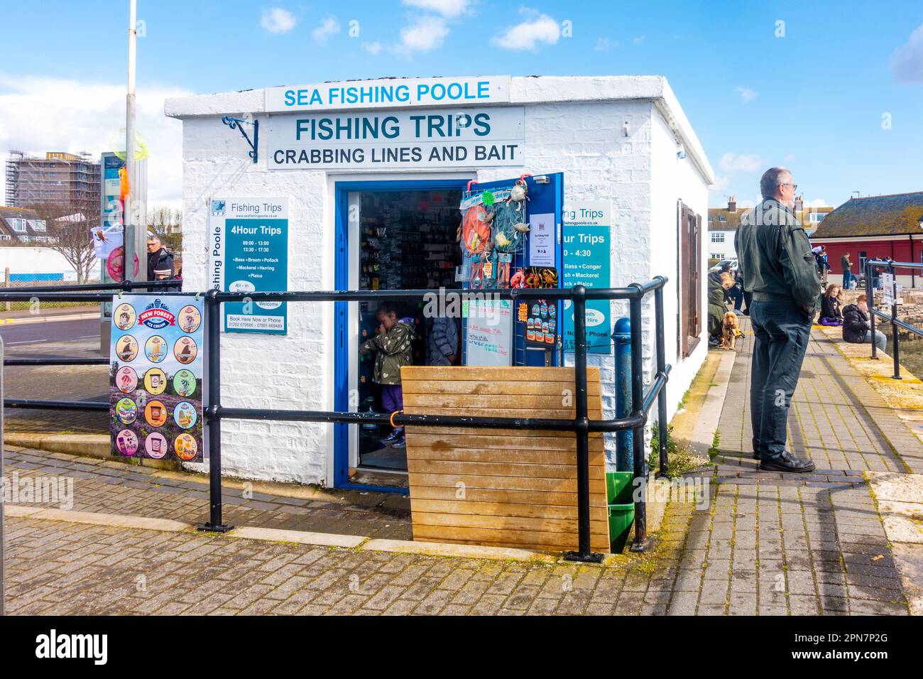 Ein kleiner weißer Laden am Kai am Pole Harbour in Dorset, Großbritannien, verkauft Fischzubehör und Angelausflüge als Teil des Touristenhandels Stockfoto