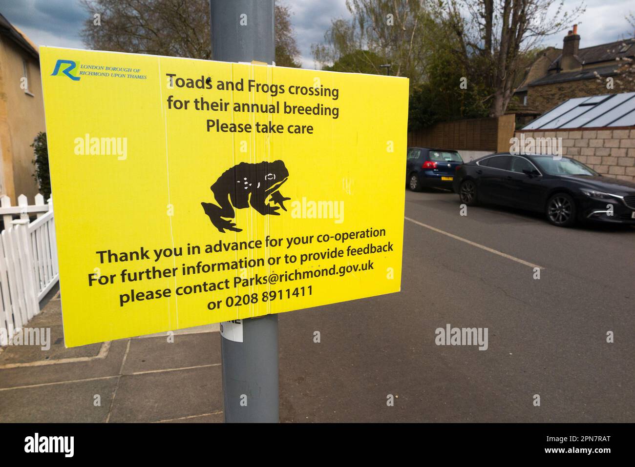 Warnschild / Beschilderung, um Leute zu warnen, bei Frosch- und Krötenüberquerung in Ham, Londoner Bezirk Richmond upon Thames Vorsicht walten zu lassen. UK (134) Stockfoto