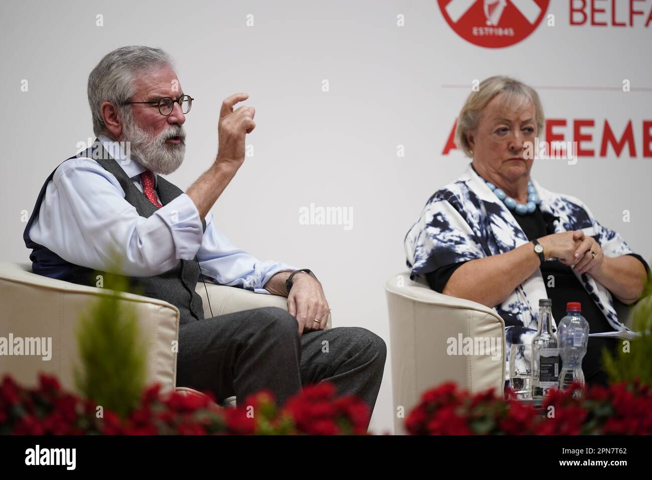 Gerry Adams und Professor Monica McWilliams auf der Bühne während der dreitägigen internationalen Konferenz an der Queen's University Belfast anlässlich des 25. Jahrestags des Abkommens zwischen Belfast und Karfreitag. Foto: Montag, 17. April 2023. Stockfoto