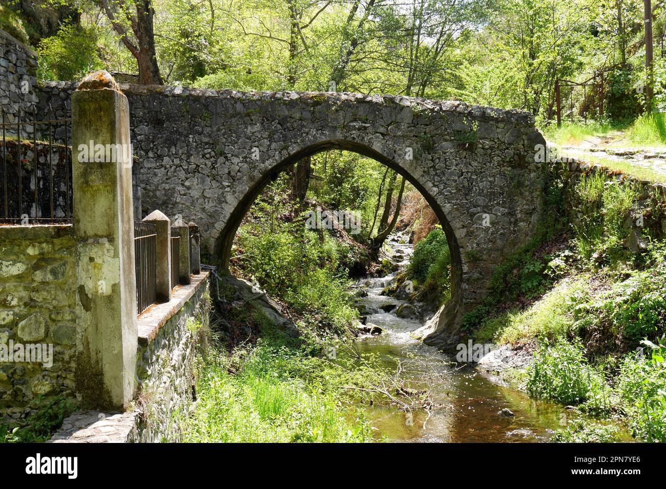 Die venezianische Brücke aus dem 16. Jahrhundert über den Fluss Setrachos im Marathasa-Tal im Bergdorf Kalopanagiotis, Republik Zypern Stockfoto