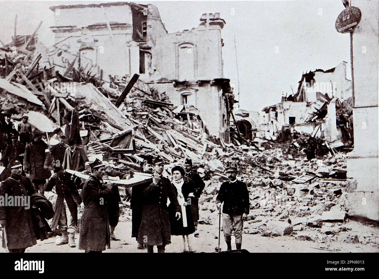 Der König und die Königin von Italien, die bei der Rettung der Erdbebenopfer helfen. Das Erdbeben in Messina fand am 28. Dezember 1908 statt, das königliche Paar war im neuen Jahr dabei. Die Städte Messina und Reggio Calabria erlitten enorme Schäden und Opfer. Das königliche Paar waren Victor Emmanuel III. Und Elena von Montenegro. Von einem gebundenen Jahr: Das wunderbare Jahr 1909. Eine illustrierte Aufzeichnung bemerkenswerter Leistungen und Ereignisse der Daily News, London und Manchester, veröffentlicht von Headley Brothers, 1909. Stockfoto
