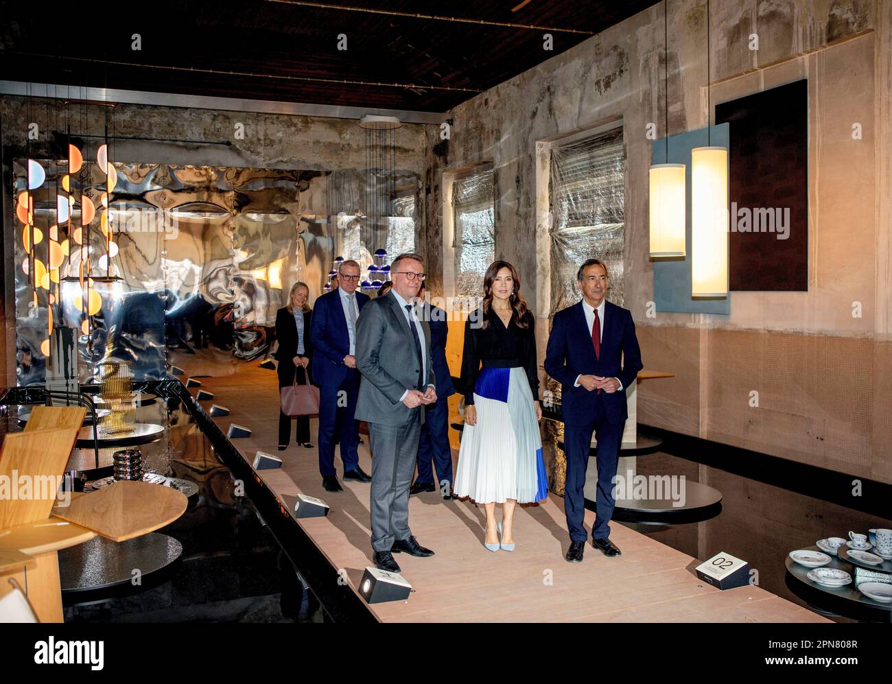 Mailand, Italien. 17. April 2023. Crown Princess Mary of Denmark im Alcova in Mailand am 17. April 2023 für einen offiziellen Besuch und eine Präsentation der dänischen Einrichtung Dies ist Dänemark, wo 17 dänische Unternehmen während der Mailänder Design Week 2023 vorgestellt werden. Kredit: Albert Nieboer/Niederlande OUT/Point de Vue OUT/dpa/Alamy Live News Stockfoto
