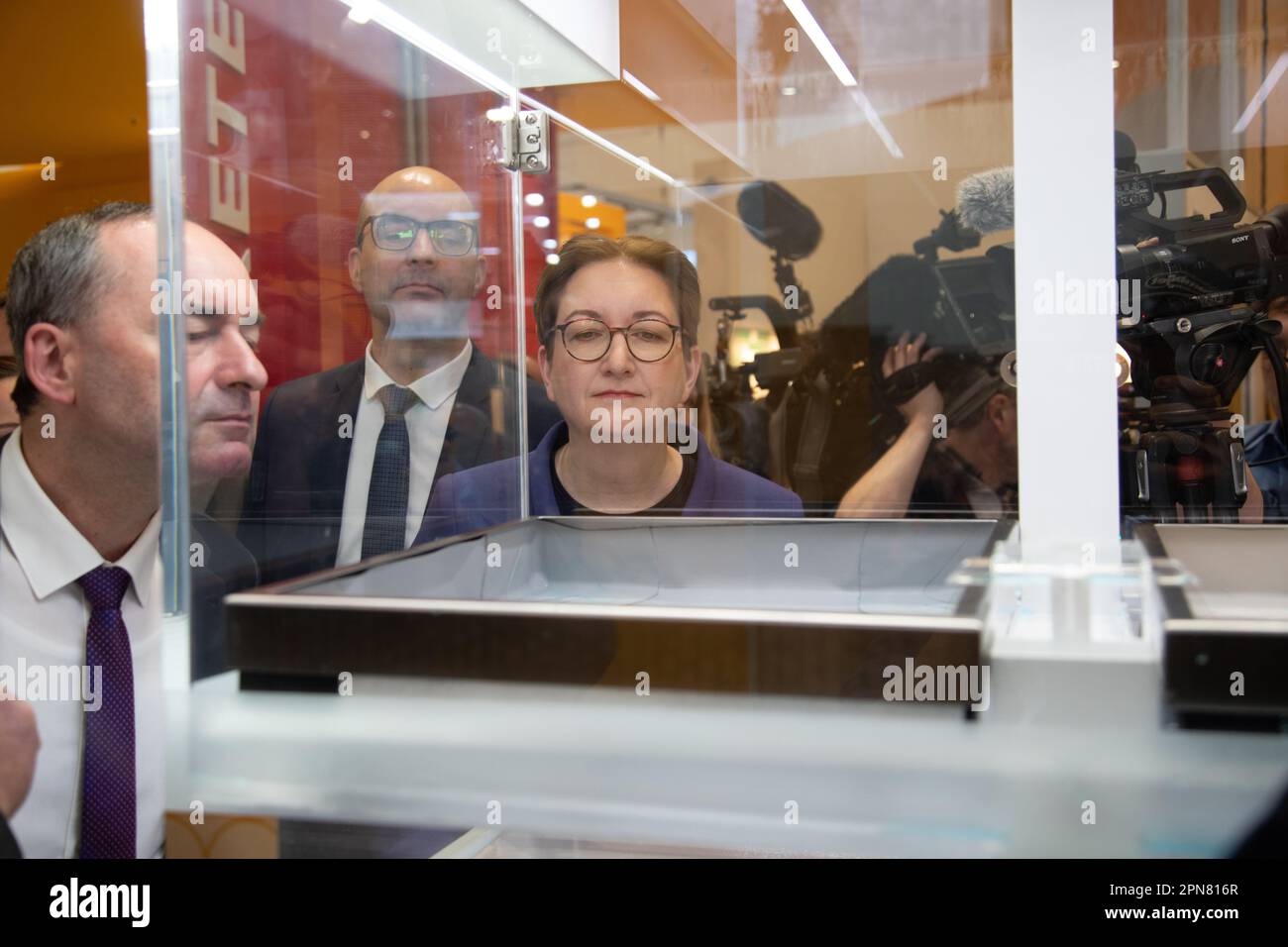 München, Deutschland. 17. April 2023. Der bayerische Wirtschaftsminister Hubert Aiwanger ( Freie Waehler/Freie Wähler ), die deutsche Bauministerin Klara Geywitz auf der Bau, der weltweit führenden Messe für Architektur, Werkstoffe und Systeme, am 17. April 2023 in München, Deutschland. (Foto: Alexander Pohl/Sipa USA) Guthaben: SIPA USA/Alamy Live News Stockfoto