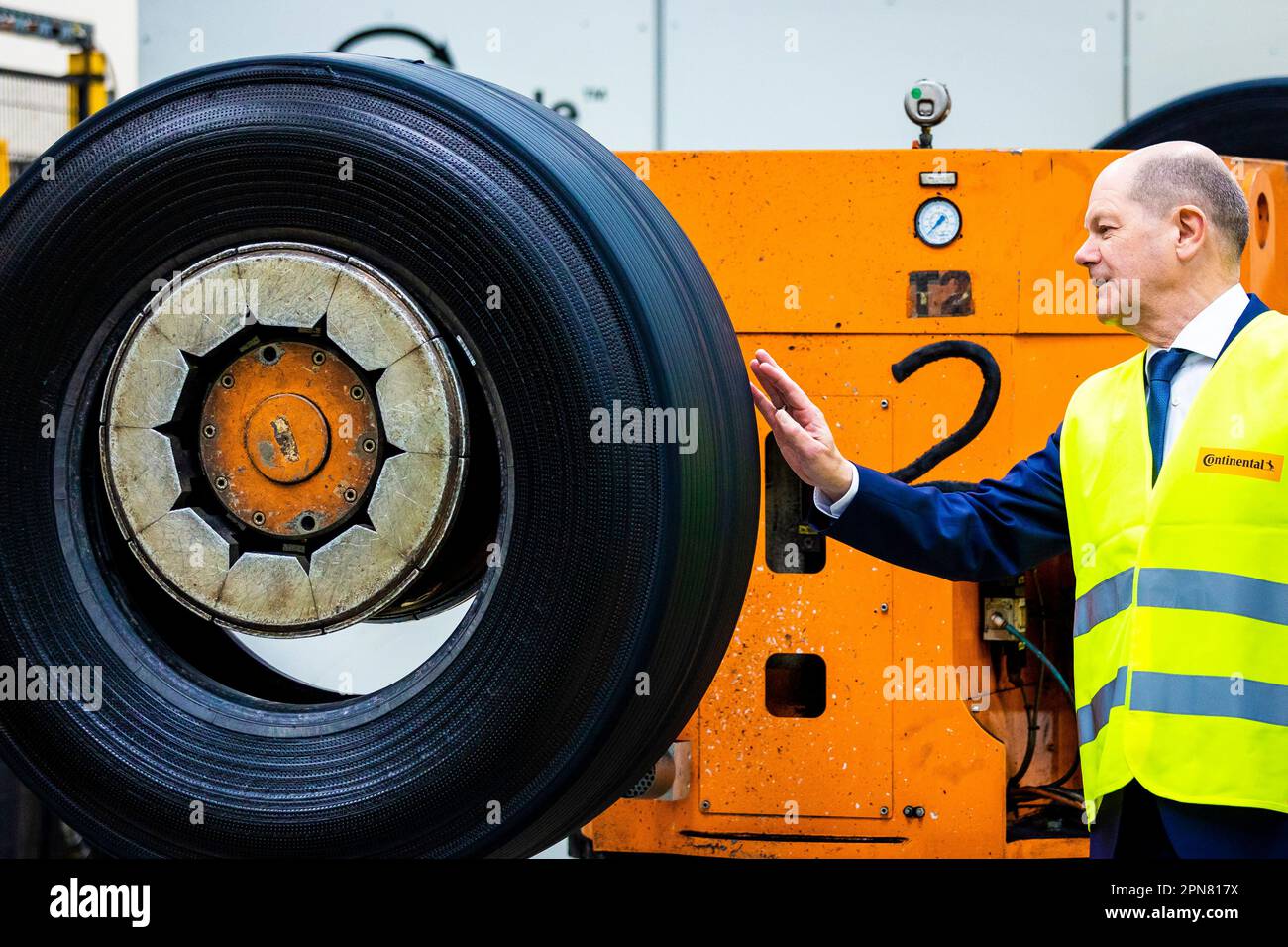 Hannover, Deutschland. 17. April 2023. Während seines Besuchs erhält Bundeskanzler Olaf Scholz (SPD) vom Werk Continental Informationen über die Runderneuerung von Lkw- und Busreifen. Kredit: Moritz Frankenberg/dpa/Alamy Live News Stockfoto