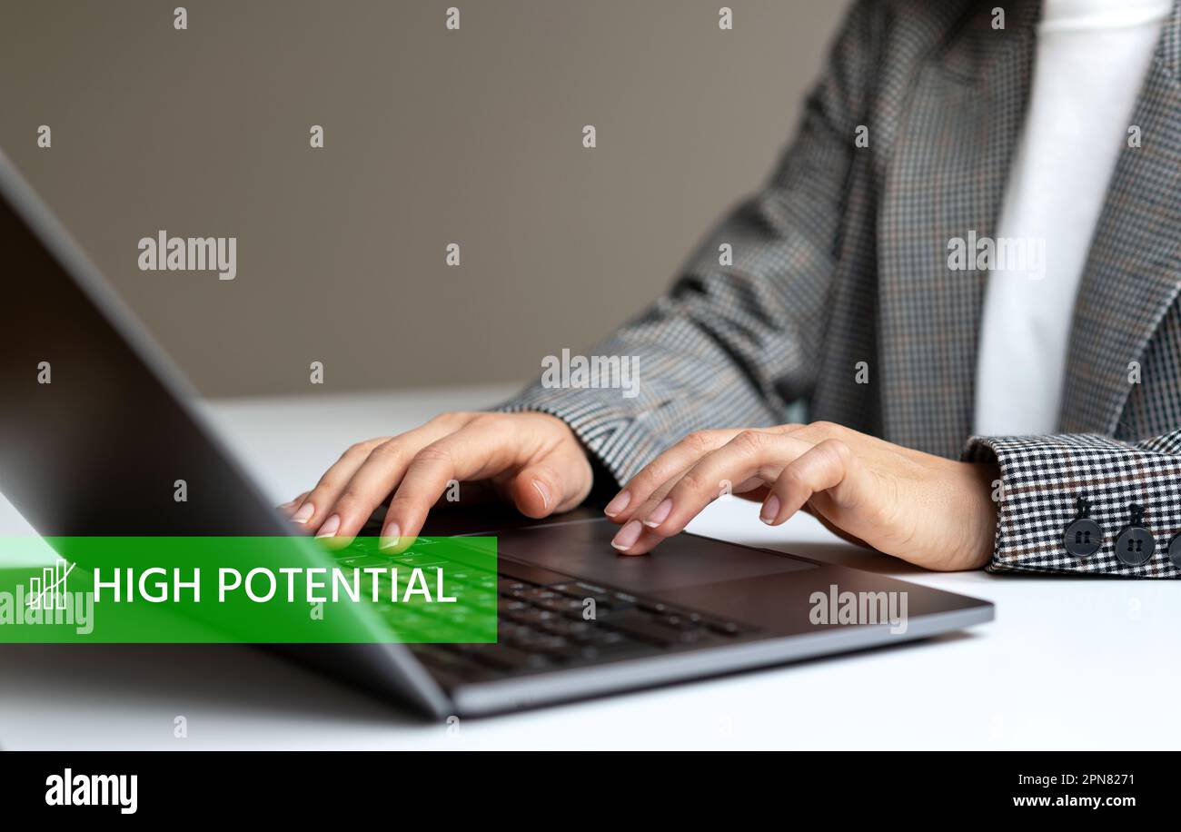 Hochpotenzieller Text und Person, die am Laptop arbeitet. Stockfoto