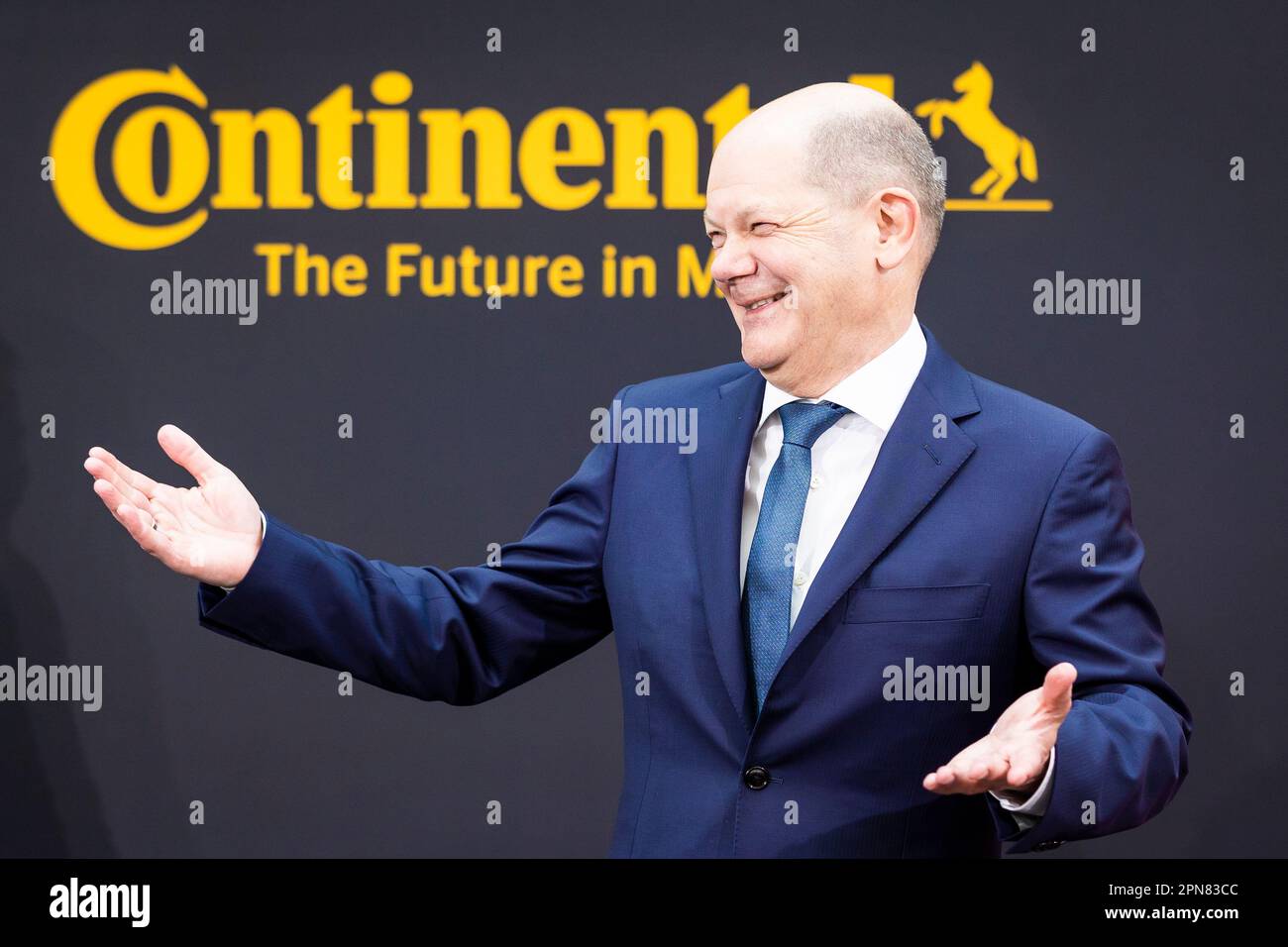 Hannover, Deutschland. 17. April 2023. Bundeskanzler Olaf Scholz (SPD) spricht während seines Besuchs mit Mitarbeitern des Werks Continental. Kredit: Moritz Frankenberg/dpa/Alamy Live News Stockfoto