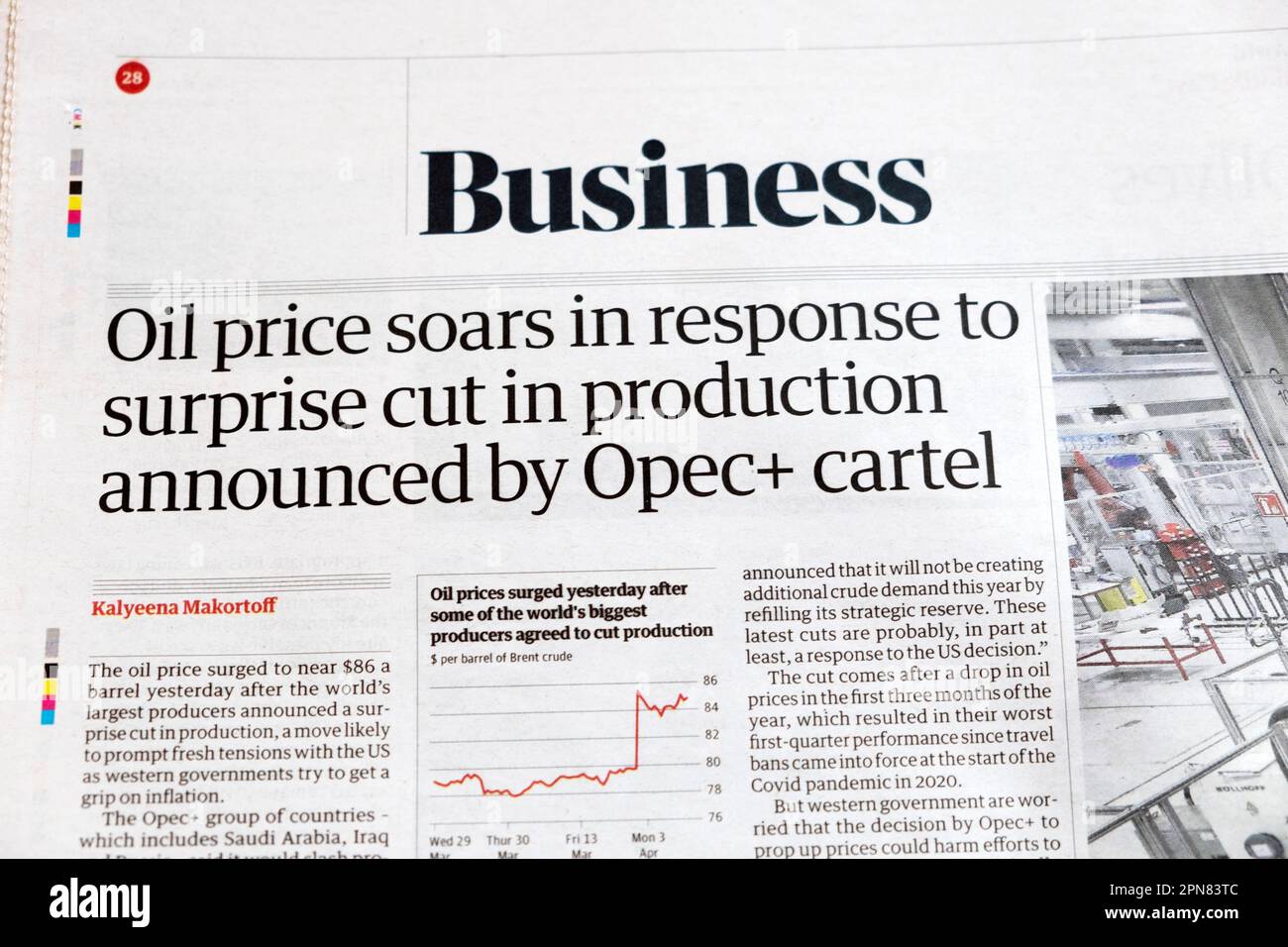 „Der Ölpreis steigt als Reaktion auf den überraschenden Produktionsrückgang, der vom OPEC+-Kartell angekündigt wurde.“ Guardian, Headline Energy, Artikel 5. April 2023, UK Stockfoto