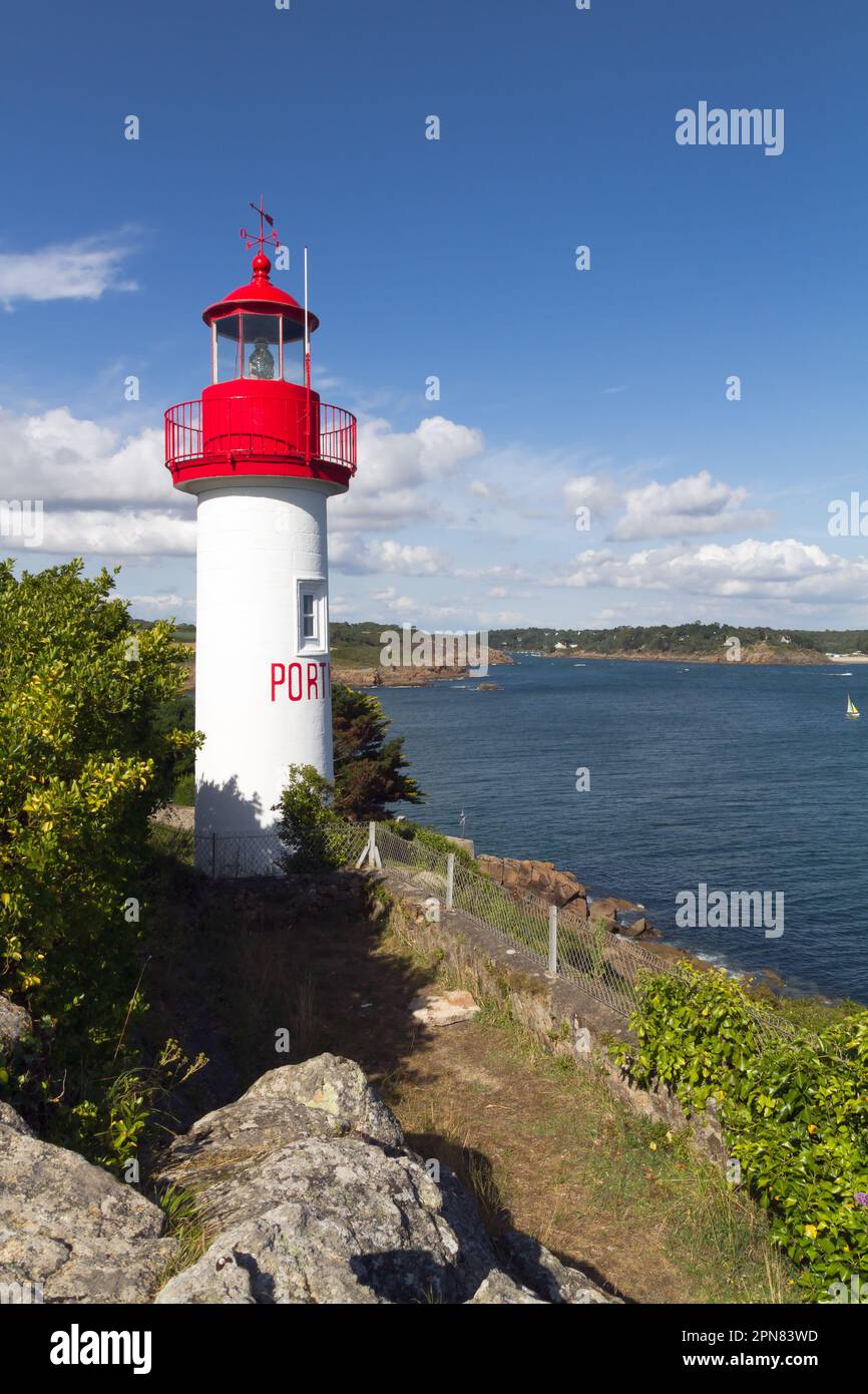 Leuchtturm von Port Manec'h vor blauem Himmel. Stockfoto