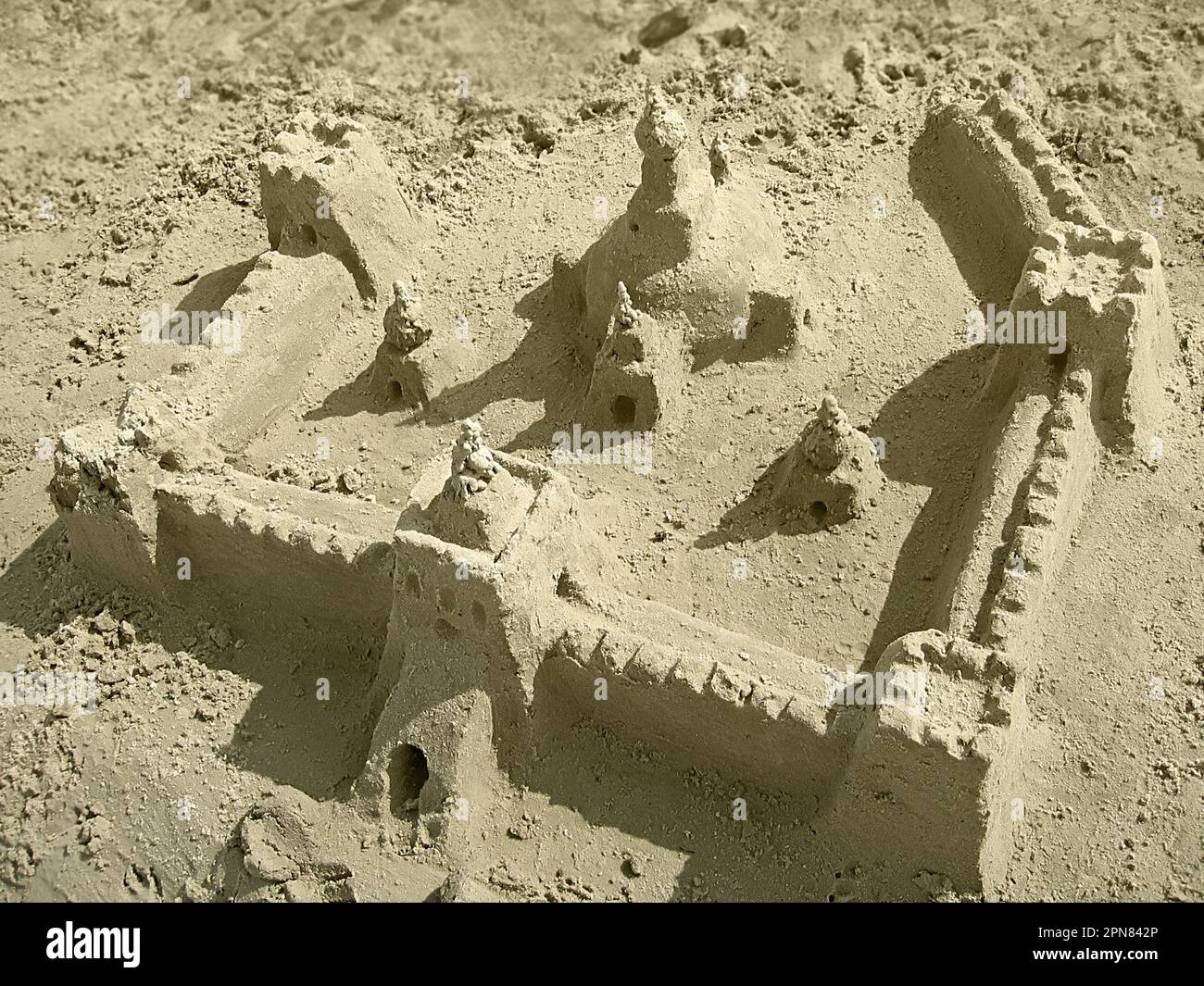 Eine große Sandburg mit Türmen am Strand Stockfoto