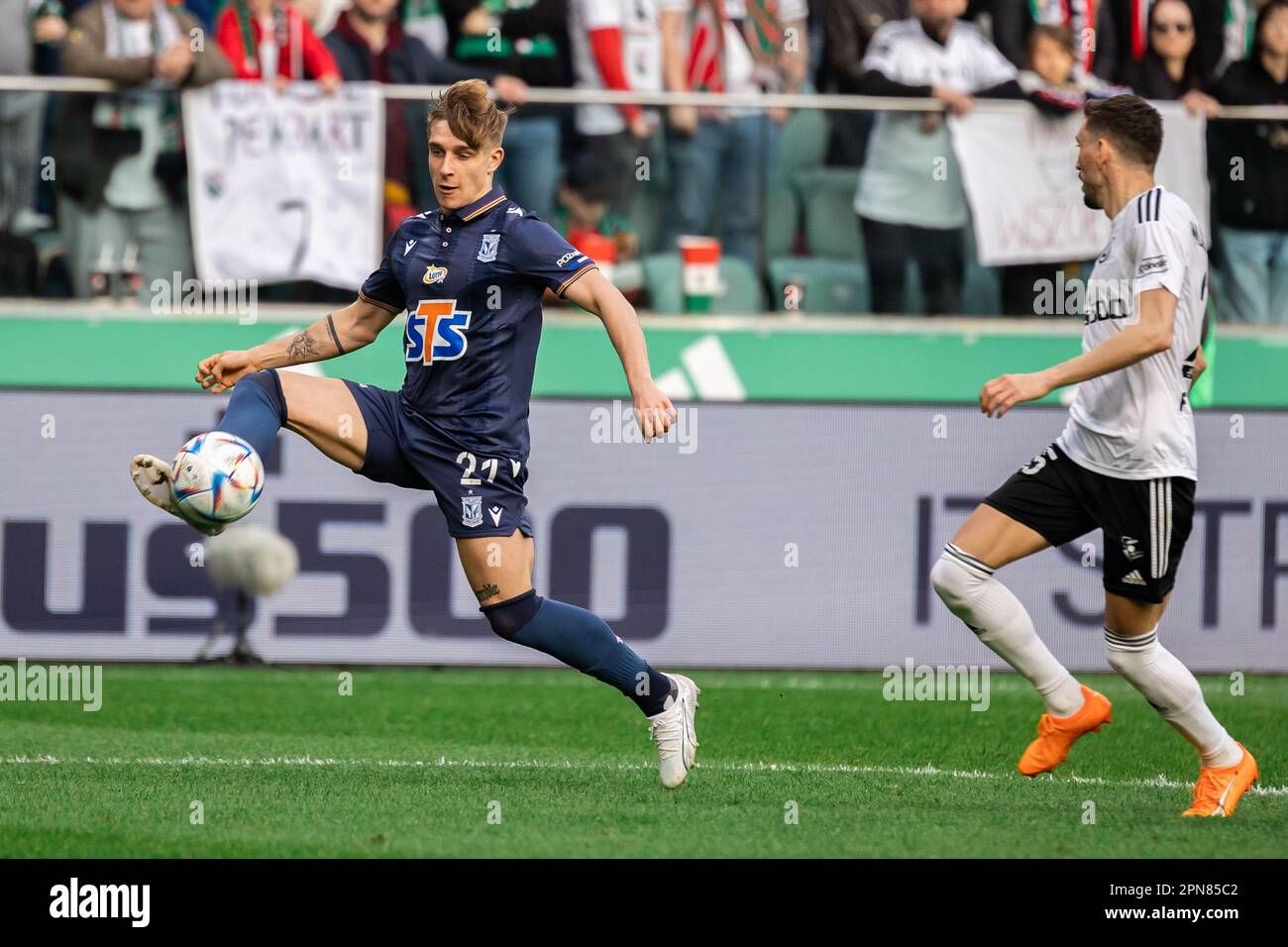 Warschau, Polen. 16. April 2023. Michal Skoras (L) von Lech in Aktion während des Spiels der polnischen PKO Ekstraklasa League zwischen Legia Warszawa und Lech Poznan im Marschall Jozef Pilsudski Legia Warsaw Municipal Stadium. Endstand: Legia Warszawa 2:2 Lech Poznan. (Foto: Mikolaj Barbanell/SOPA Images/Sipa USA) Guthaben: SIPA USA/Alamy Live News Stockfoto