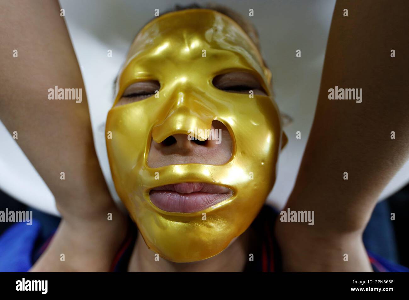 Junge Schönheit mit Gesichtsmaske im Spa-Salon. Ho-Chi-Minh-Stadt. Vietnam. Stockfoto