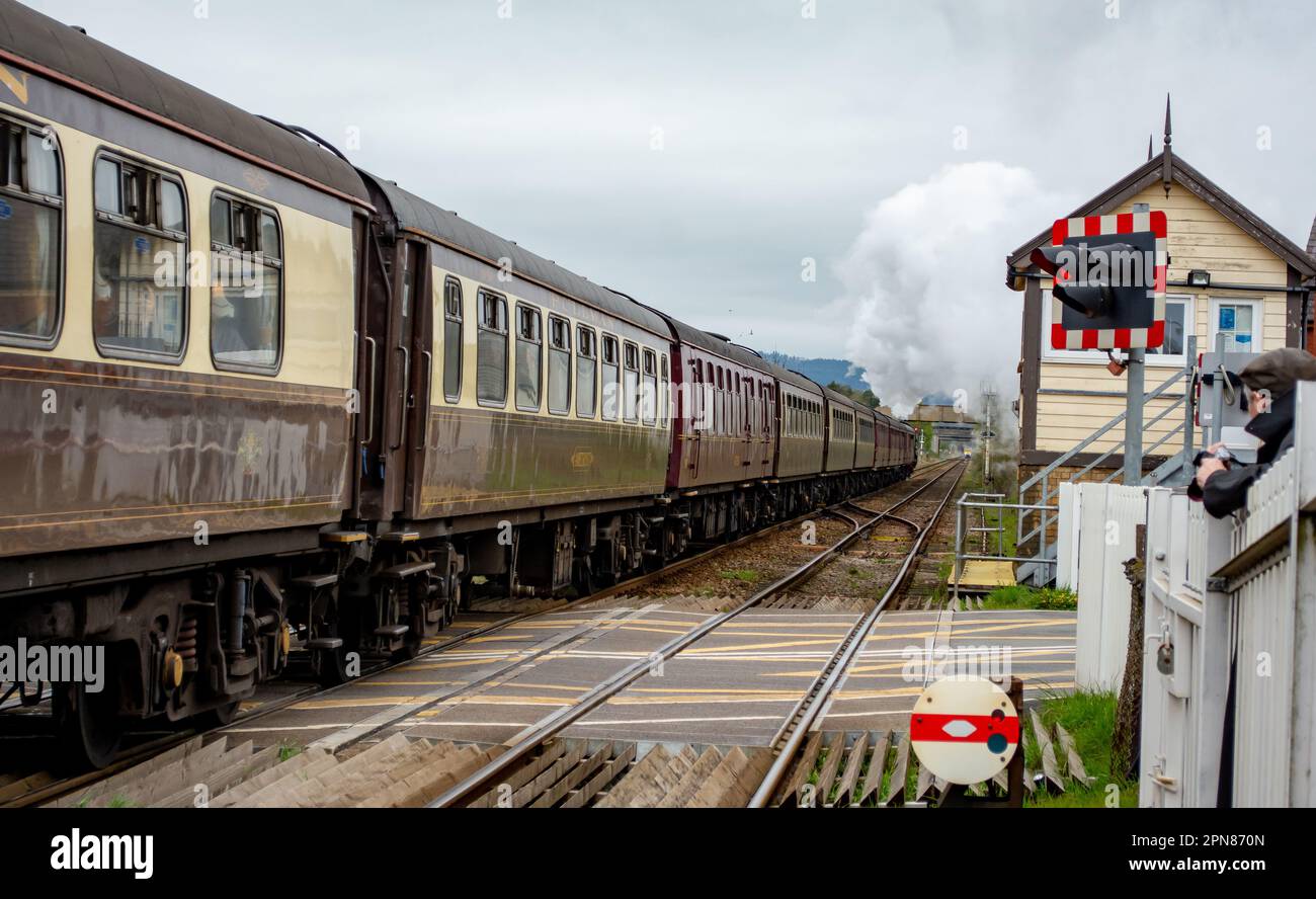 Die Bahamas 45596 Dampfeisenbahn, die Gobowen in Shropshire passiert. Stockfoto