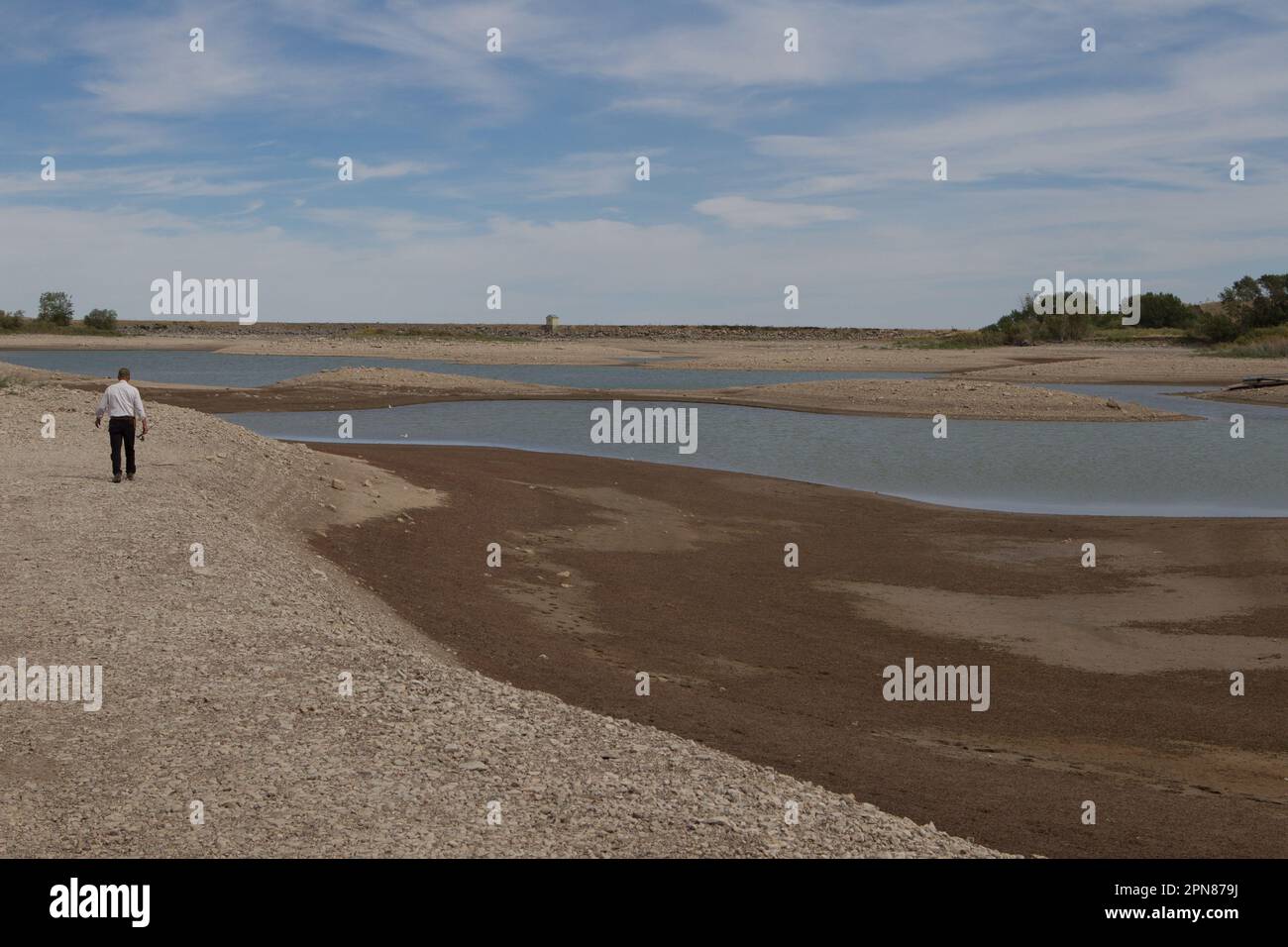 Die Bewässerungsanforderungen in der Spätsaison haben Nilan Reservoir, Augusta, MT, fast geleert. Stockfoto