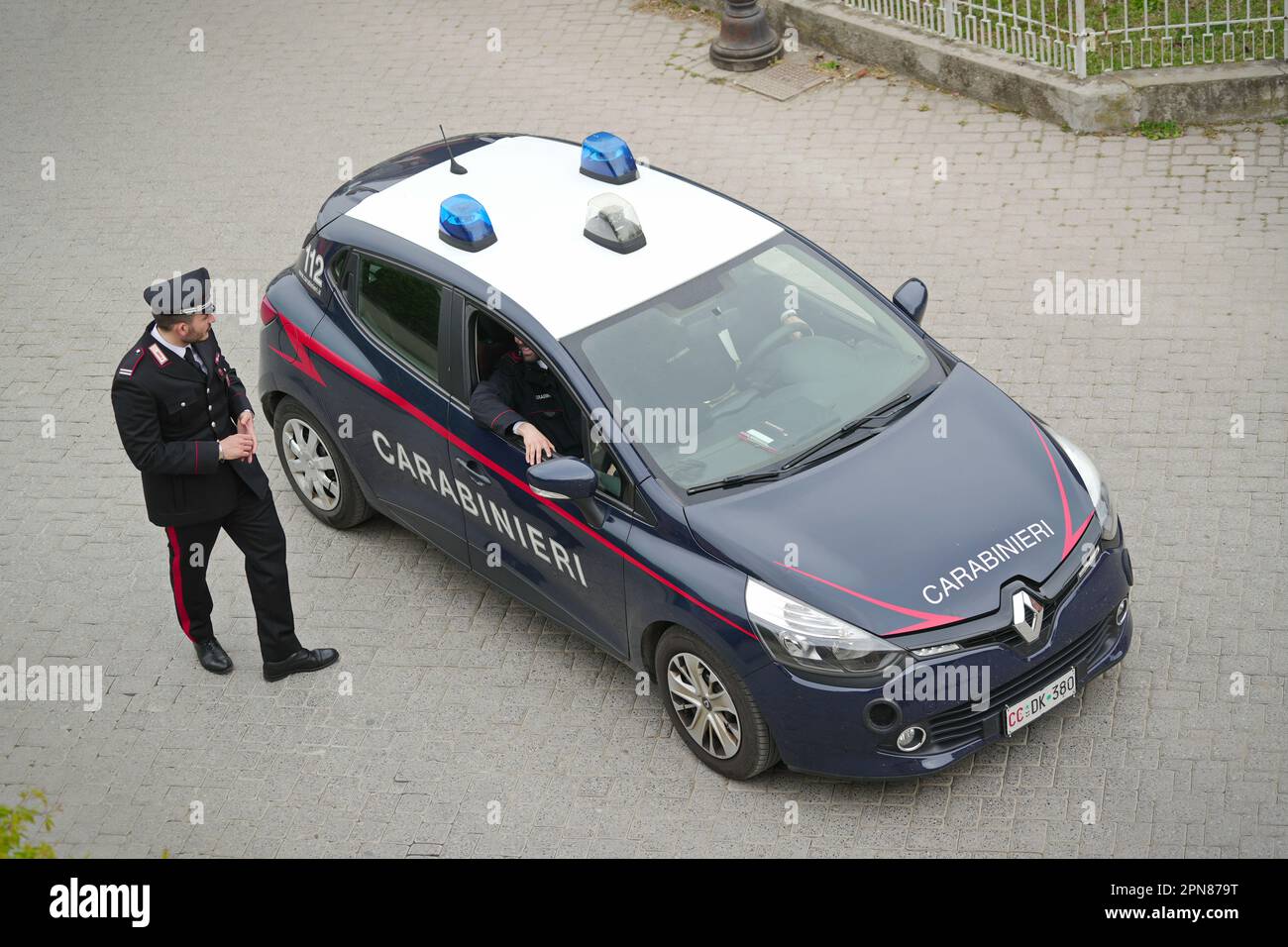 Der Blick von oben auf das Carabinieri-Auto hielt zur Kontrolle in einer Dorfstraße an. Mailand, Italien - April 2023 Stockfoto