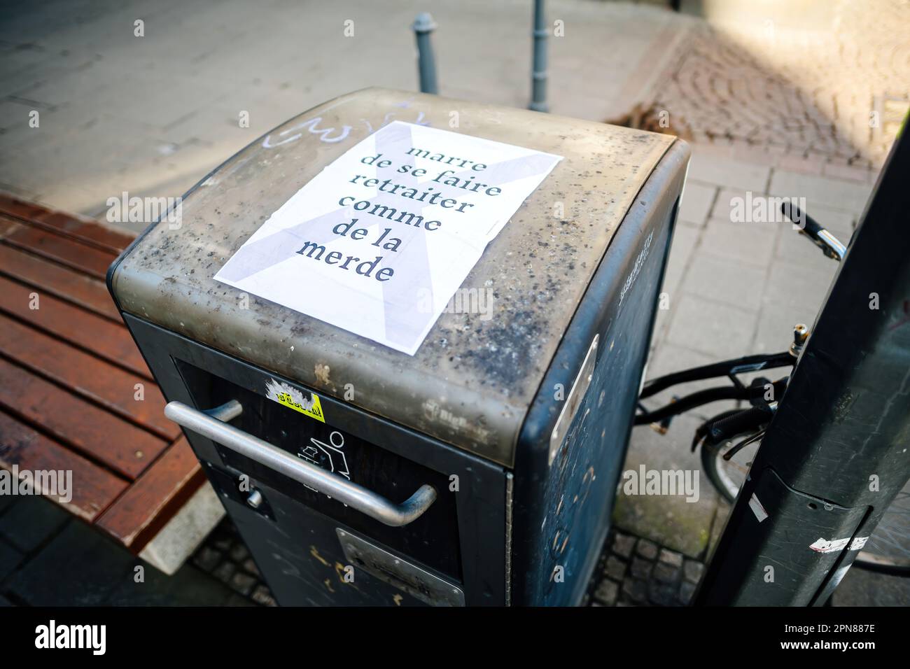 Straßburg, Frankreich - 20. März 2023: Aufkleber auf dem Müllcontainer, den Demonstranten hinterlassen haben, stellt eine Rentenreform in Straßburg in Frankreich in Frage Stockfoto