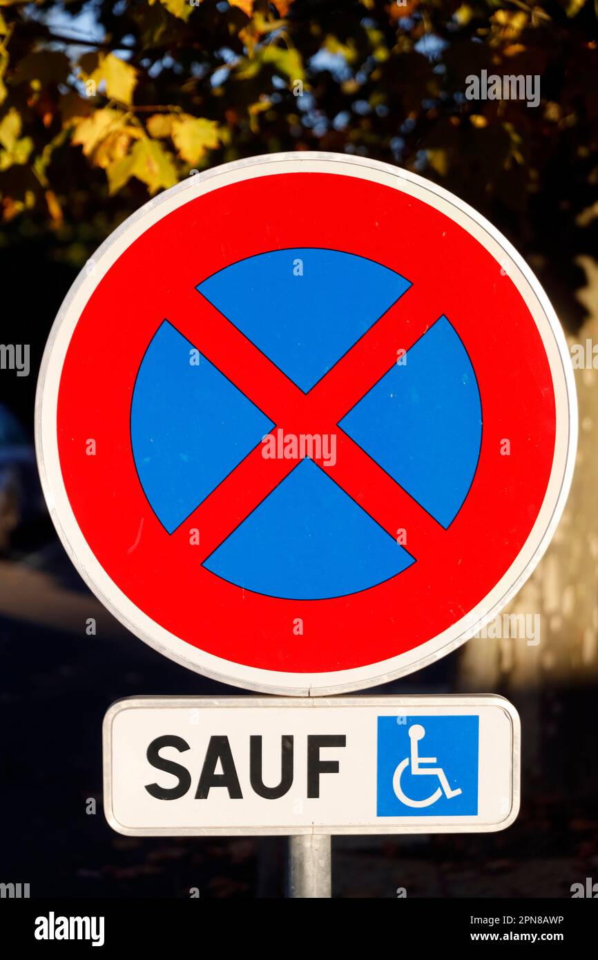 Parken verboten, nur mit Genehmigung, Schild mit internationalem Zugangssymbol. Stockfoto