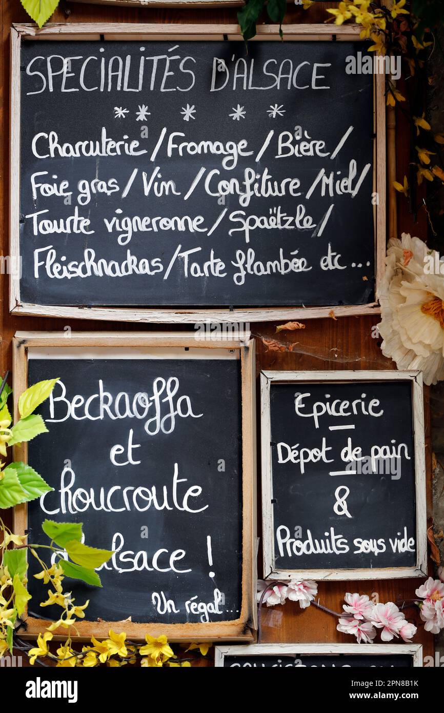 Riquewihr, Restaurant mit Speisekarte. Elsass. Frankreich. Stockfoto