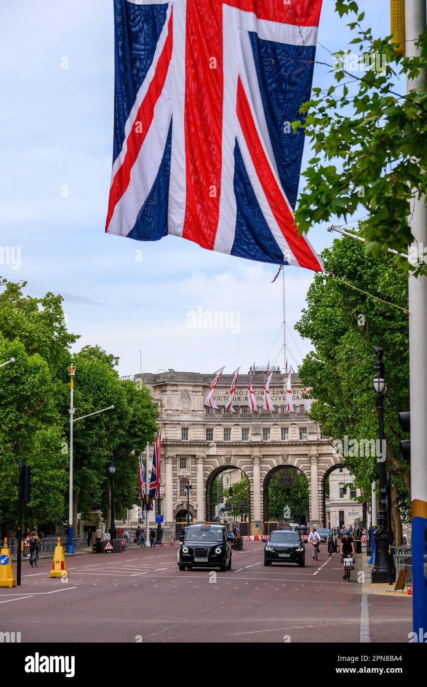 LONDON - 18. Mai 2022: Feiern Sie das Platinum Jubilee mit einem Besuch im Admiralty Arch, dem historischen Wahrzeichen mit patriotischen Union Jacks und Whi Stockfoto