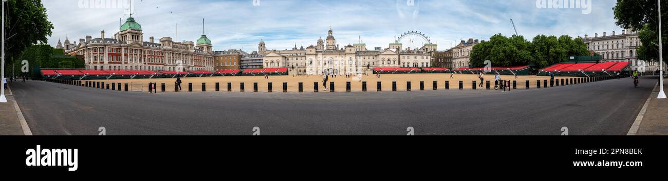LONDON - 18. Mai 2022: Genießen Sie die Zeremonie im Freien mit Sitzplätzen für Zuschauer auf der Horse Guards Parade während der Platinum Jubilee Celebration Stockfoto