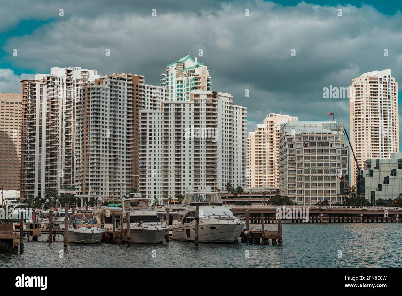 Mehrere Schiffe liegen vor einem Uferhintergrund mit majestätischen Gebäuden, die sich in den stillen Gewässern spiegeln Stockfoto