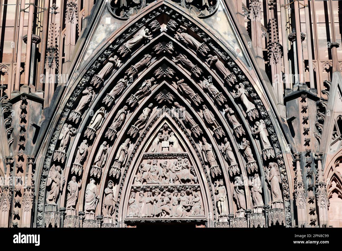 Straßburger Dom. Westliche Fassade. Das Leben des Säuglings Jesus. Straßburg. Frankreich. Stockfoto