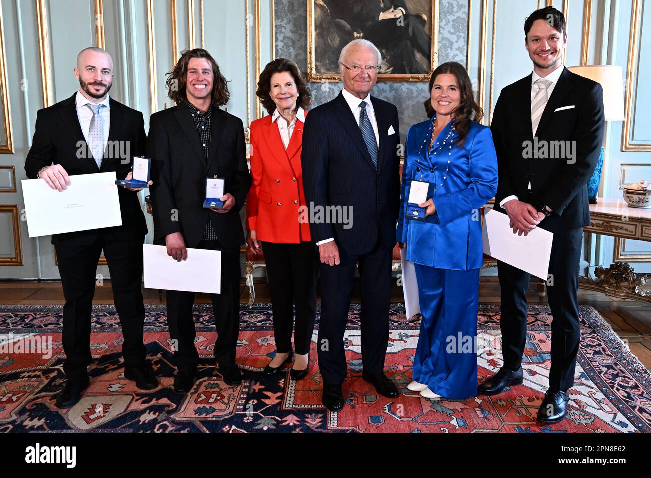 Stockholm, Schweden. 17. April 2023. STOCKHOLM 20230417Queen Silvia und König Carl Gusaf verleihen dem (L-R) Bodenballspieler Alexander Galante Carlström, dem Freestyle-Skifahrer Henrik Harlaut, dem Skater Nils van der Poel und dem Slalom-Skifahrer Pernilla Wiberg Bjerke am Montag im königlichen Palast eine Medaille für Verdienste im schwedischen Sport. Foto: Jonas Ekströmer/TT/Code 10030 Kredit: TT News Agency/Alamy Live News Stockfoto