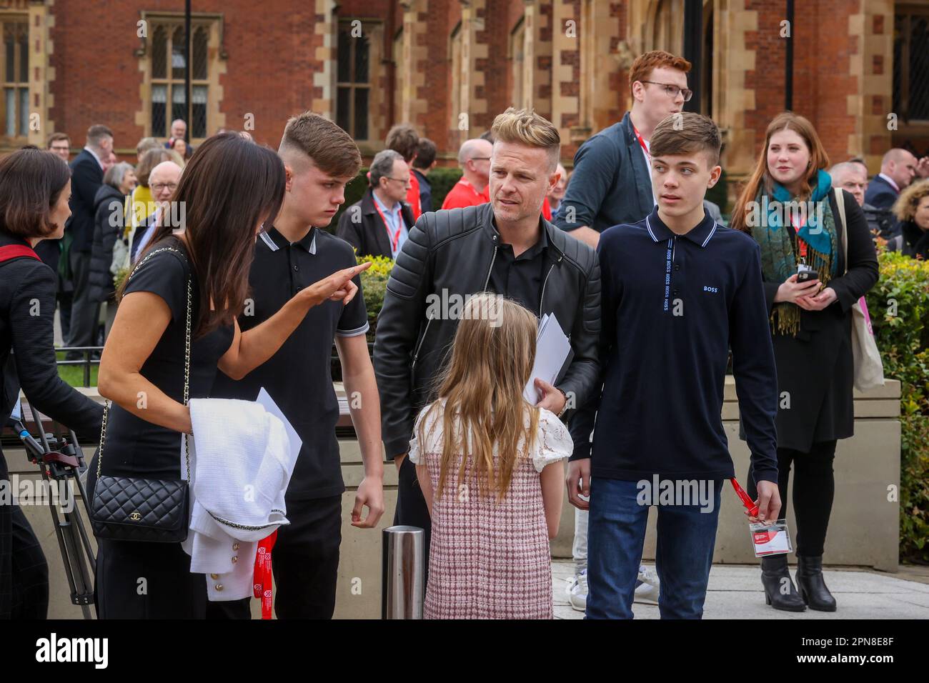 Westlife-Sänger Nicky Byrne (Zentrum) mit seiner Frau Georgina Ahern (Linke, Tochter von Bertie Ahern) und ihren Kindern anlässlich der dreitägigen internationalen Konferenz an der Queen's University Belfast anlässlich des 25. Jahrestages des Abkommens zwischen Belfast und Karfreitag. Foto: Montag, 17. April 2023. Stockfoto