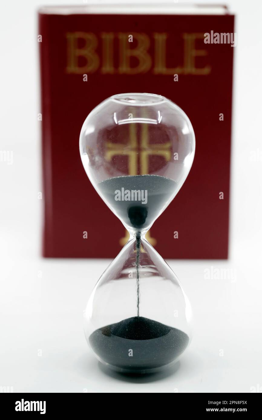 Sanduhr, die Zeit läuft ab und Bibel. Stockfoto