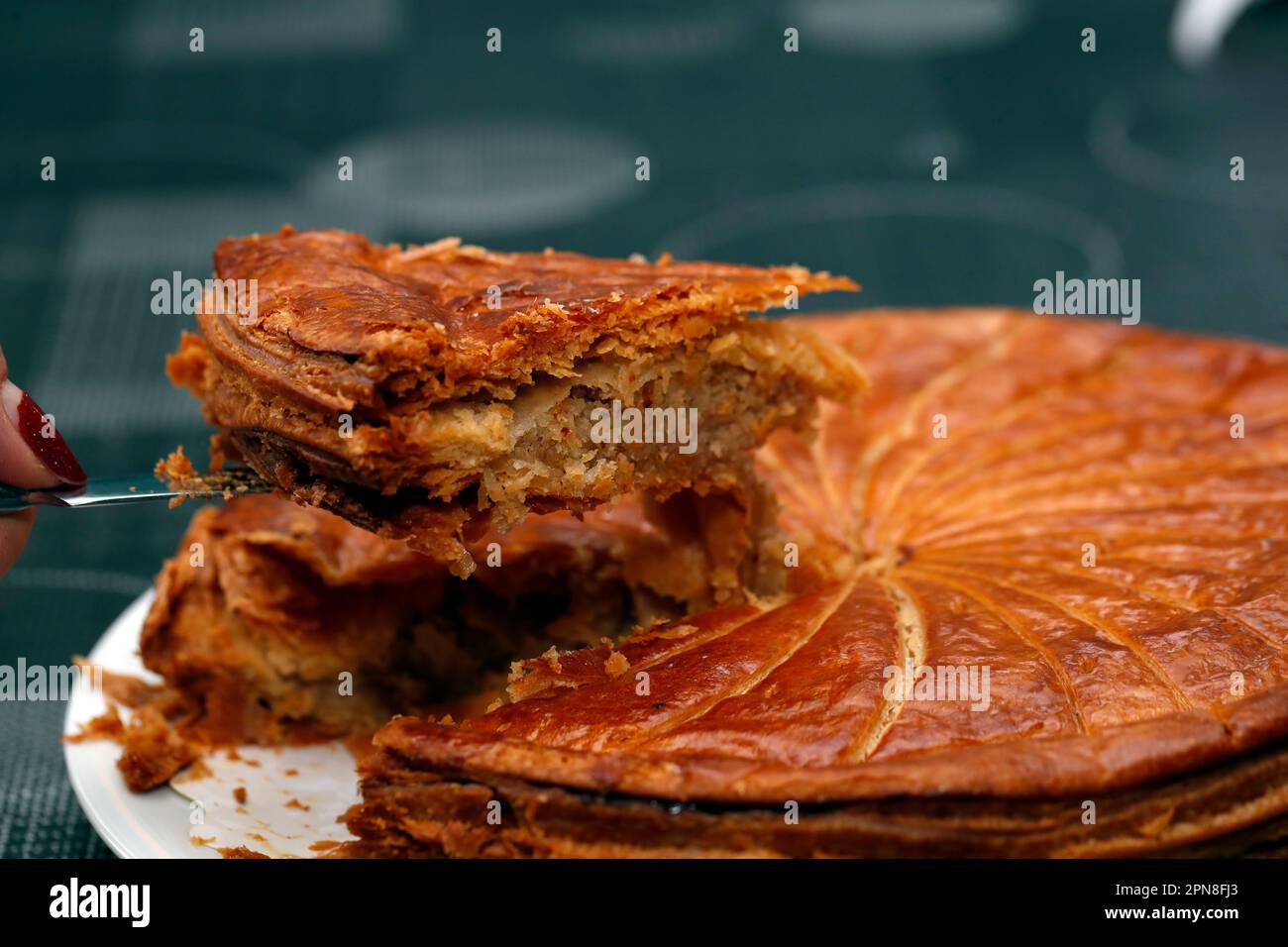 Königskuchen, Galette des rois und seine Krone. Ein beliebter Artikel, der ab Januar 6 oder Epiphany erhältlich ist. Stockfoto