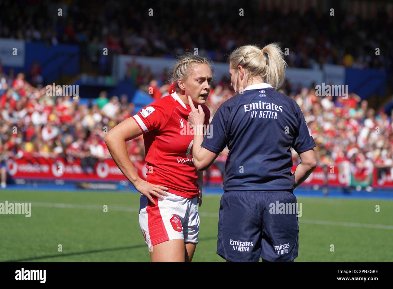 Joy neville (Schiedsrichter) spricht während des Spiels im Cardiff Arms Park mit Hannah Jones (Wales). Wales 3 gegen 59 England. Stockfoto