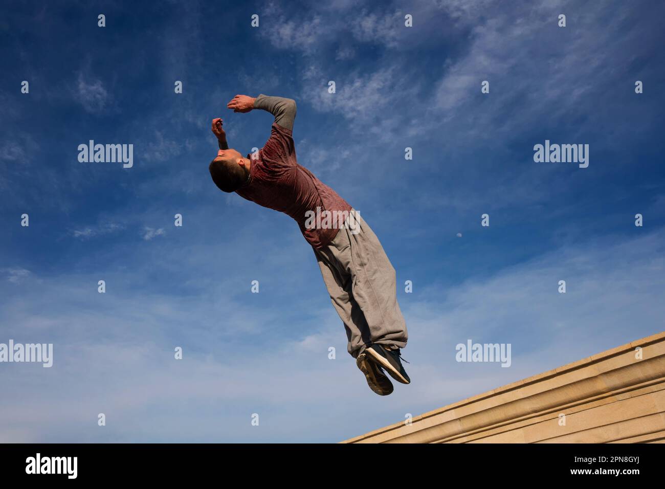 Ein Mann, der einen Salto macht. Parkour-Sportler-Training in Sportkleidung in der Stadt. Free Runner Jumping haben ein Workout. Aktiver Lifestyle. Extremsport, o Stockfoto