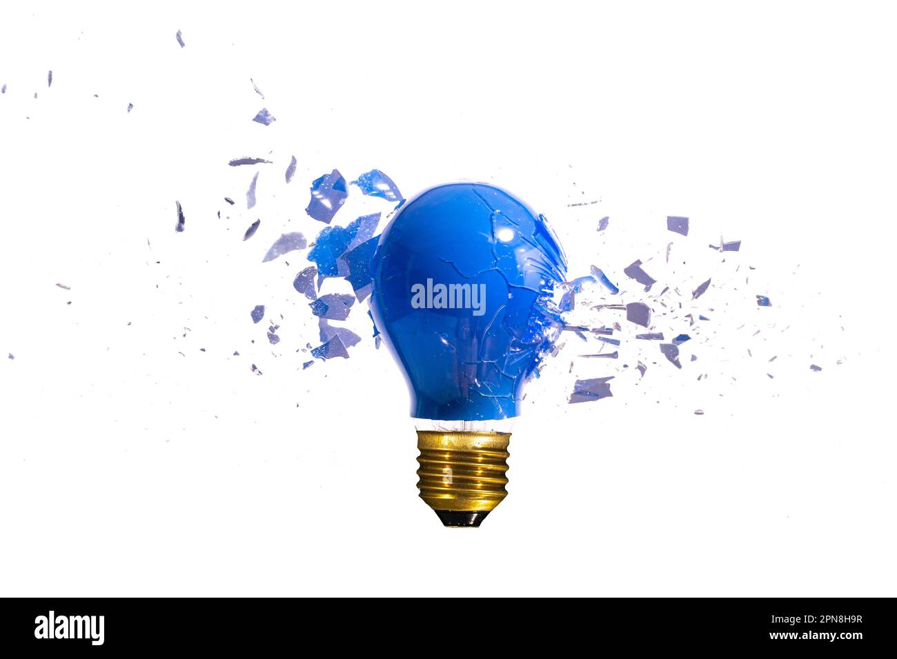 Herkömmliche blaue Glühlampe bricht auf weißem Hintergrund Stockfoto